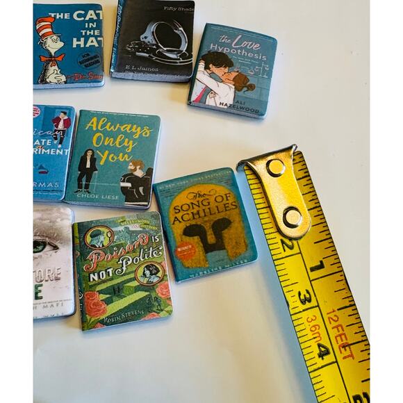 Collection of 20 miniature book models inside a vintage tin w magnifying glass - Picture 5 of 7